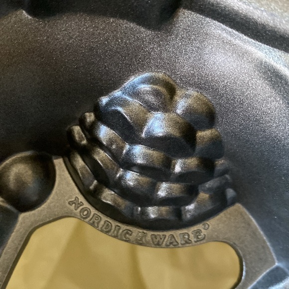 Nordic Ware Holiday Wreath Bundt Cake Pan in Williams Sonoma Gift Box - Picture 3 of 10